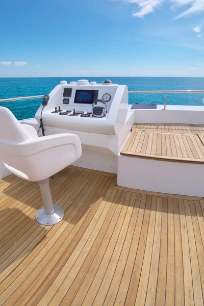 sea-and-yacht-flybridge-open-deck-modern-and-luxury-equipped-1-1.jpg